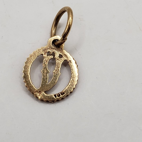 10k Gold Circle Pendant Charm Letter V - Picture 9 of 9